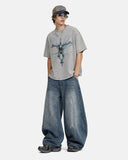 model wearing wax-dyed cotton tee light gray urban style
